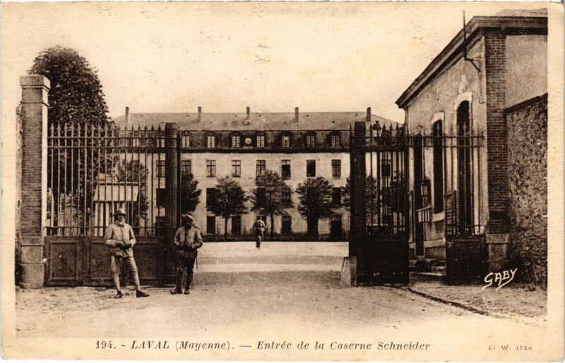 Carte postale ancienne Militaire Laval - Entrée de la Caserne Schneider à Laval
