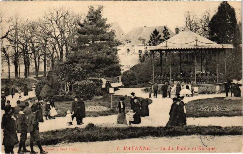 Carte postale ancienne Militaire Mayenne - Jardin Public et Kiosque à Mayenne