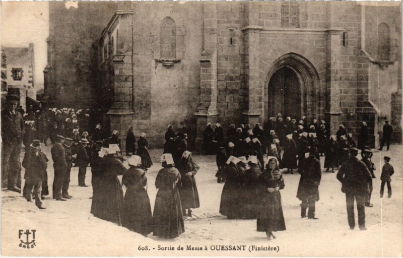 Carte postale ancienne Ouessant - Sortie de la Messe a Ouessant à Ouessant