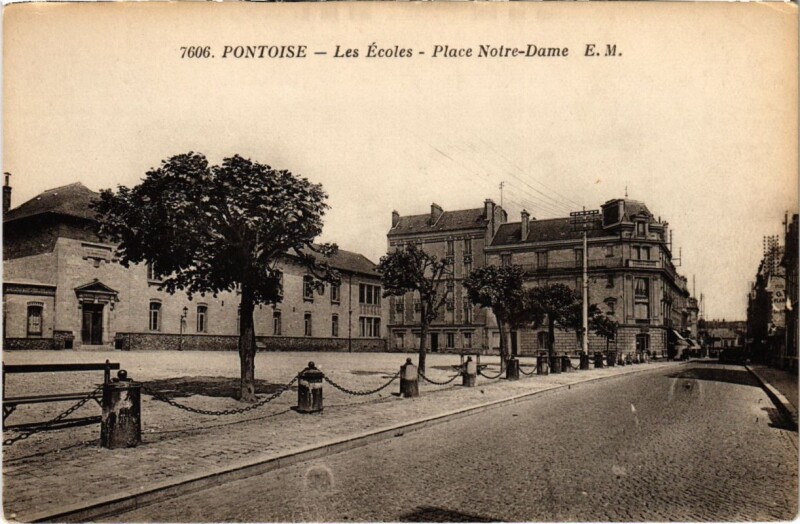 Carte postale ancienne Pontoise - Les Ecole à Pontoise