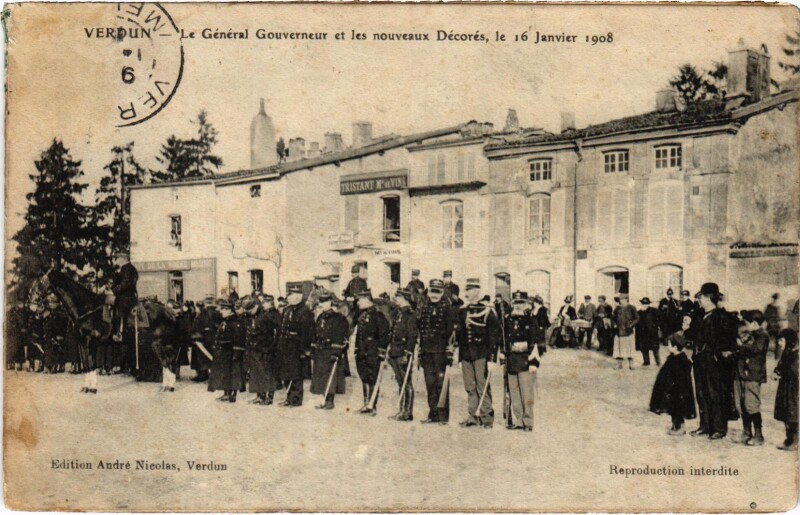 Carte postale ancienne Militaire Verdun - Le Général Gouverneur et les nouveaux à Verdun