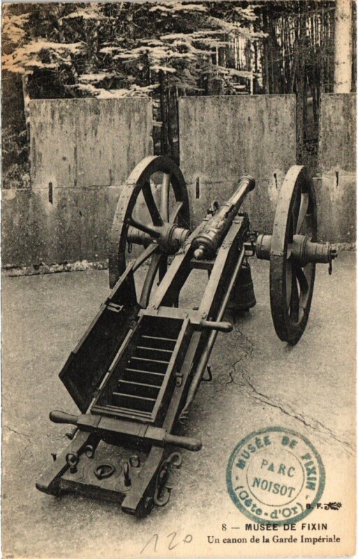Carte postale ancienne Fixin - Musée un canon de la Garde Impériale à Fixin