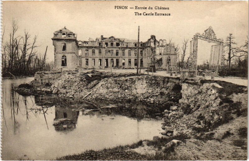 Carte postale ancienne Militaire Pinon - Entrée du Chateau à Pinon