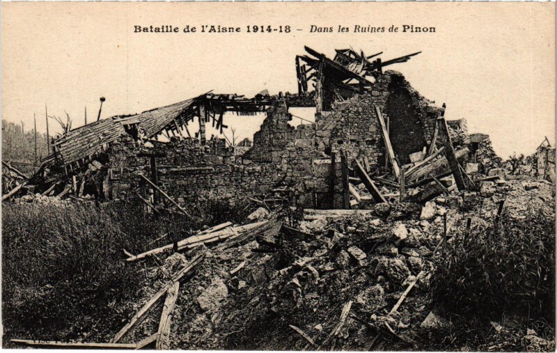 Carte postale ancienne Militaire Pinon - Dans les Ruines à Pinon
