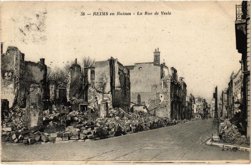 Carte postale ancienne Militaire - Reims en Ruines - La Rue de Vesle à Reims