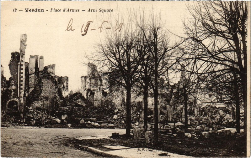 Carte postale ancienne Militaire Verdun - Place d'Armes à Verdun
