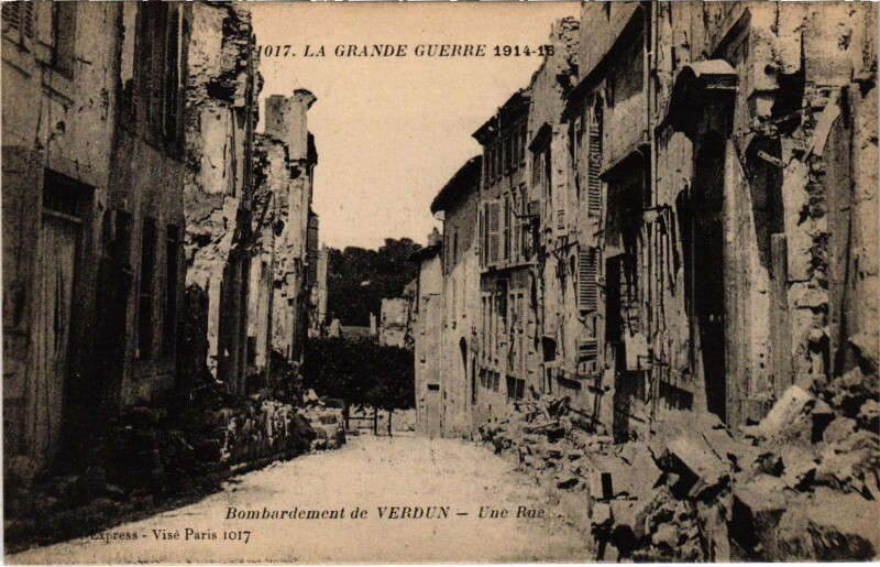 Carte postale ancienne Militaire Verdun - Bombardement - Une Rue à Verdun