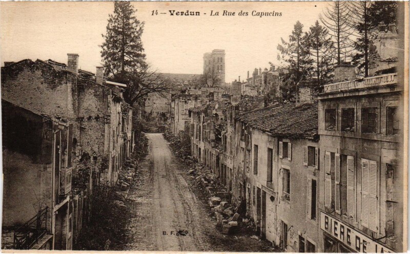 Carte postale ancienne Militaire Verdun - La Rue des Capucins à Verdun