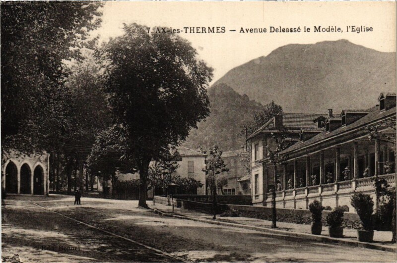 Carte postale ancienne Ax les Thermes- Avenue Deleasse le Modele, Eglise France à Ax-les-Thermes