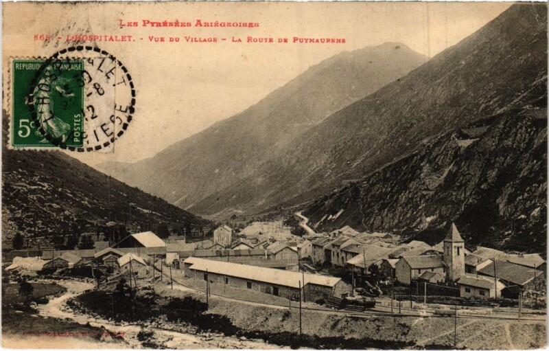 Carte postale ancienne L'Hospitalet, vue du Village,Route de Puymaurens France