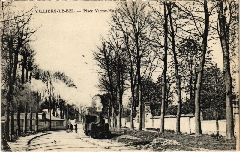 Carte postale ancienne Villiers-le-Bel Place Victor Hugo Tram Vapeur à Villiers-le-Bel