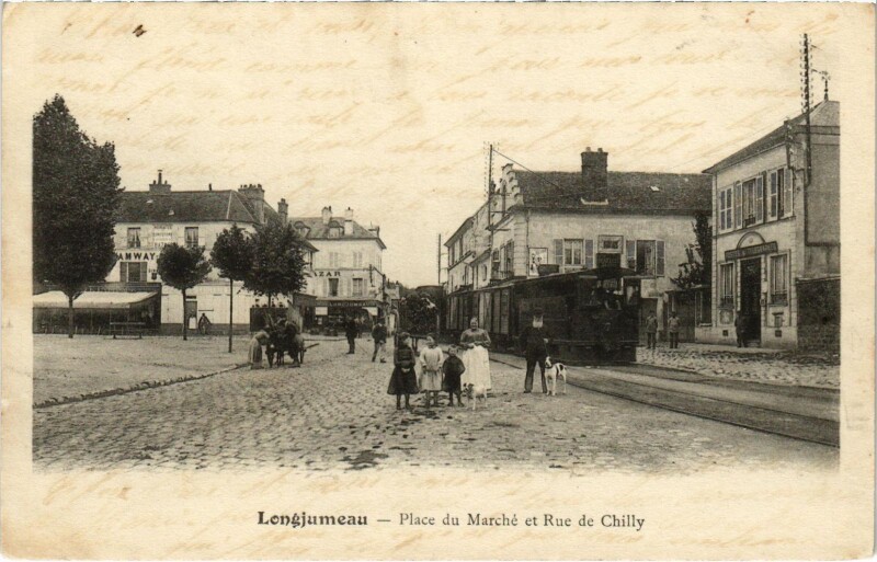 Carte postale ancienne Longjumeau Place du Marche et Rue de Chilly Tram Vapeur à Longjumeau
