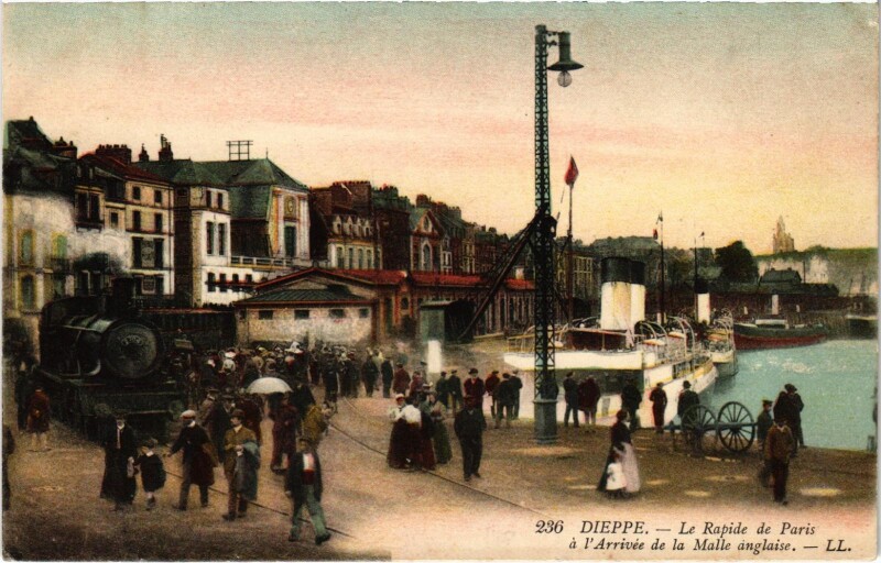 Carte postale ancienne Dieppe Le Rapide de Paris Tram Vapeur à Dieppe