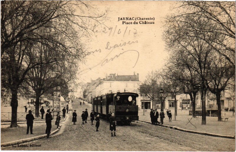 Carte postale ancienne Jarnac Place du Chateau Tram Vapeur à Jarnac