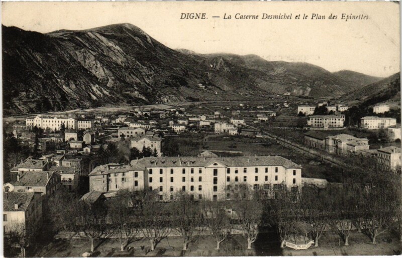 Carte postale ancienne Digne La Caserne Desmichel et le Plan des Epinettes