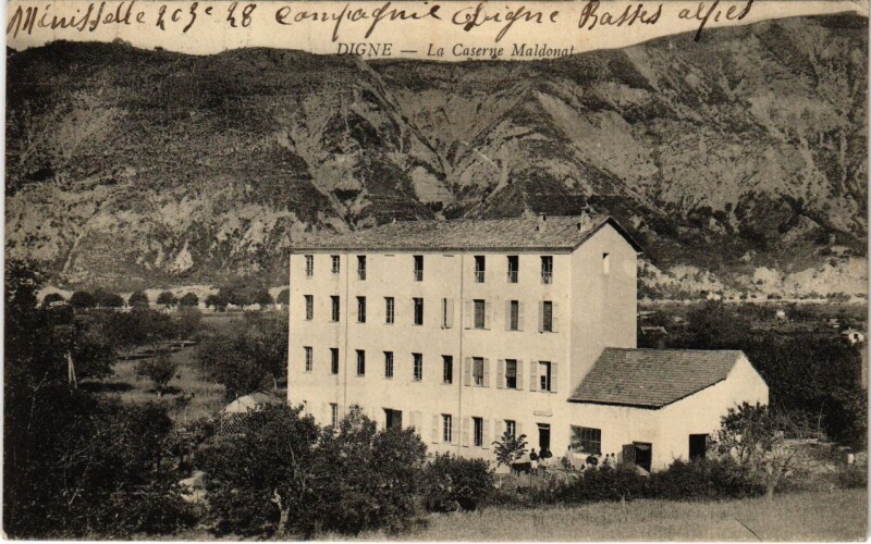 Carte postale ancienne Digne La Caserne Maldonat