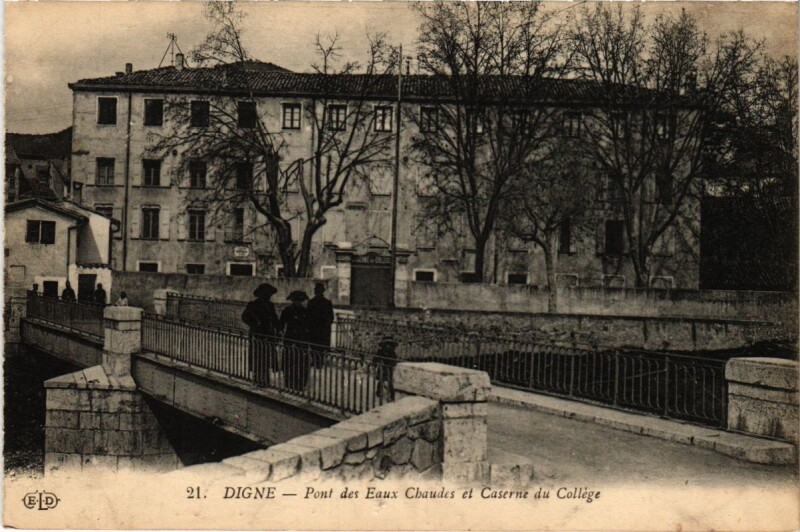 Carte postale ancienne Digne Pont des Eaux Chaudes et Caserne du College