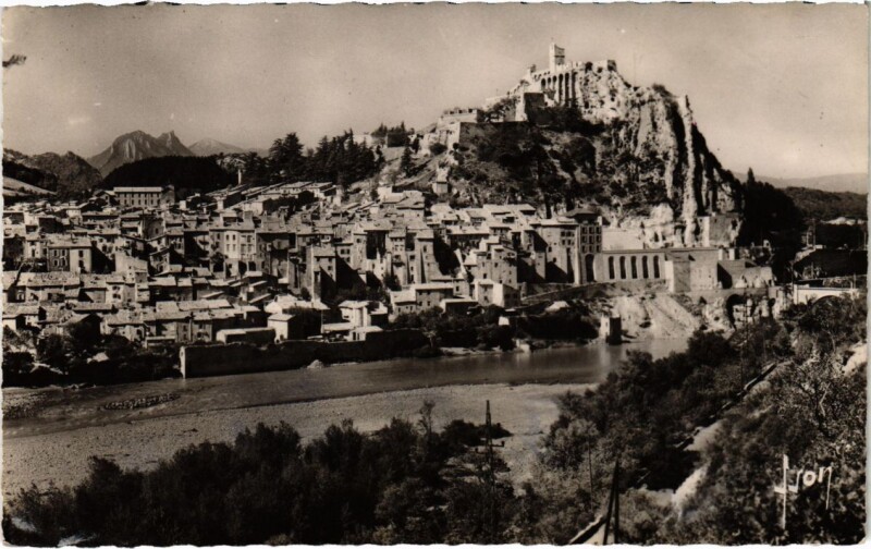 Carte postale ancienne Sisteron La ville et la Durance à Sisteron