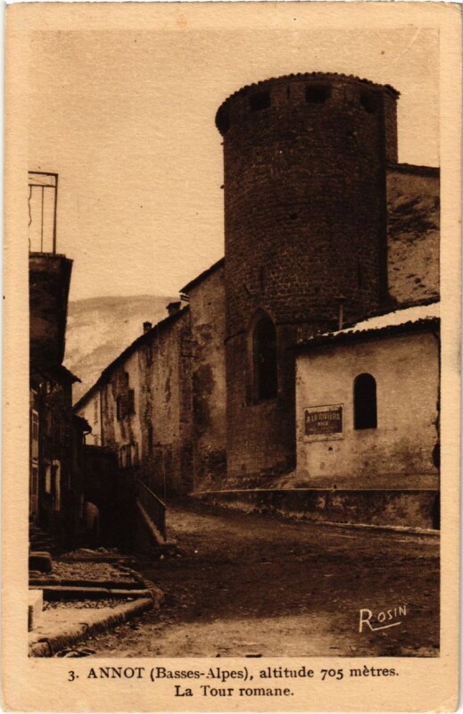Carte postale ancienne Annot Altitude 705 metres La Tour romane à Annot