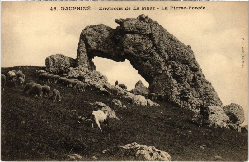 Carte postale ancienne Dauphine Environs de La Mure Le Pierre-Percee à Dauphin