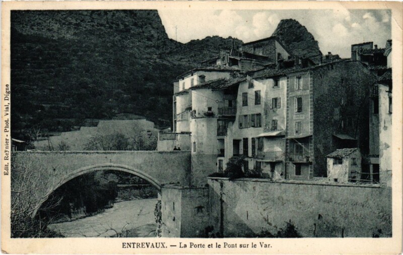 Carte postale ancienne Entrevaux La Porte et le Pont sur le Var à Entrevaux