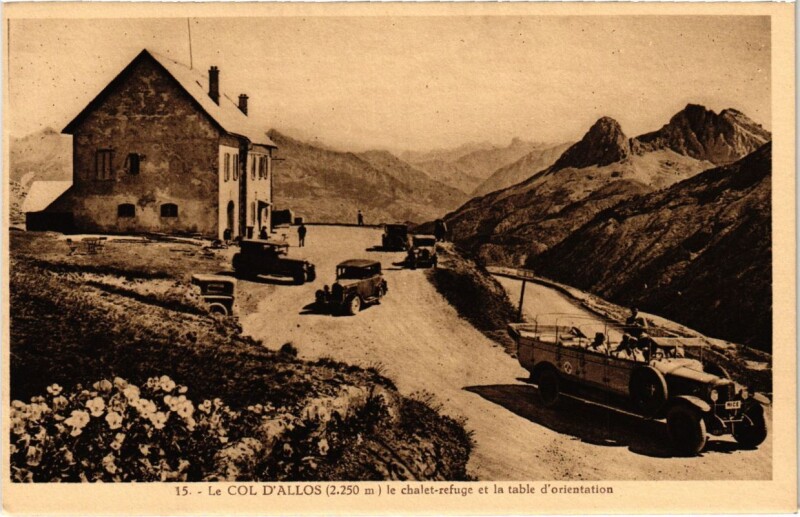 Carte postale ancienne Le Col d'Allos le chalet-refuge et la table d'orientation à Allos