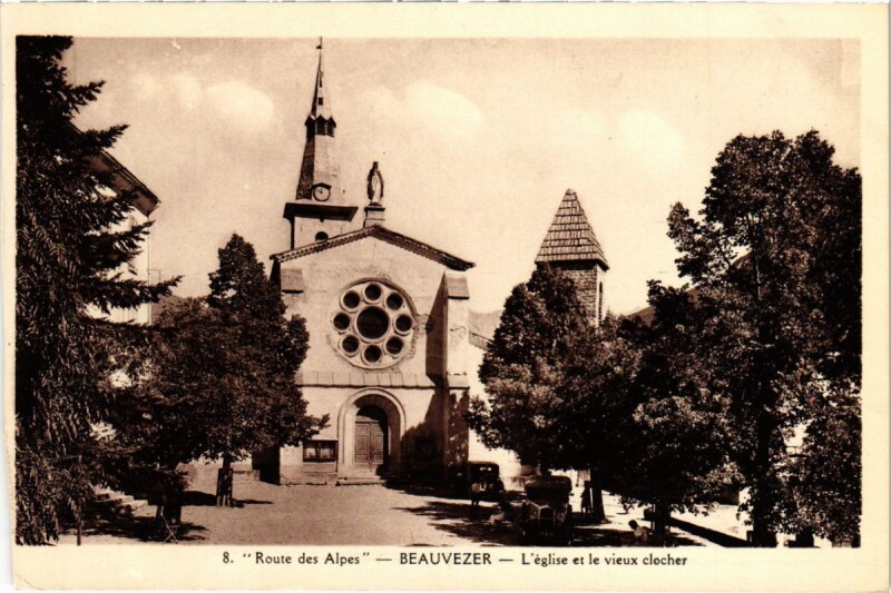 Carte postale ancienne Routes des Alpes Beauvezer L'eglise et le vieux clocher à Beauvezer