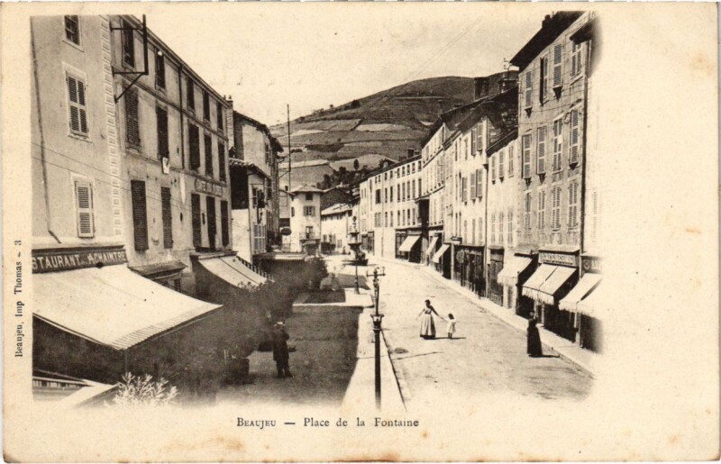 Carte postale ancienne Beaujeu Place de la Fontaine à Beaujeu