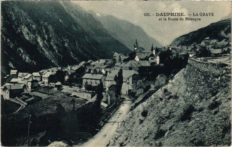 Carte postale ancienne Dauphine - La Grave et la route de Briancon à La Grave