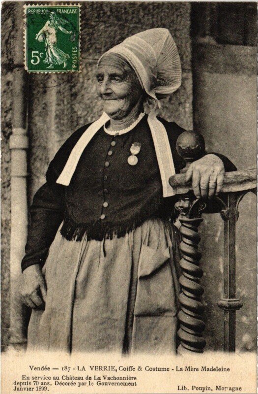 Carte postale ancienne Vendée - La Verrie, Coiffe & Costume - La Mére Madeleine