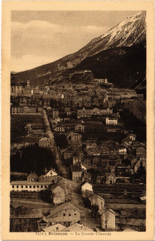 Carte postale ancienne Briancon - La Grande Chaussée à Briançon