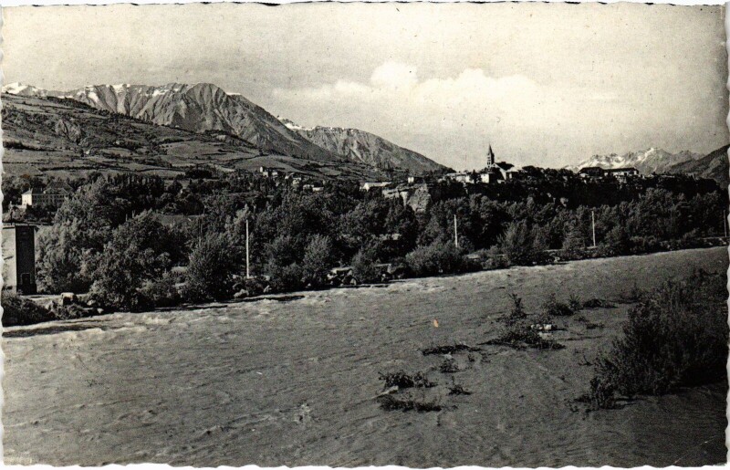 Carte postale ancienne Embrun - La Duranceet vue générale à Embrun