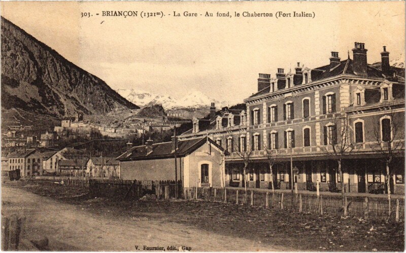 Carte postale ancienne Briancon - La Gare, Au fond, le Chaberton à Briançon