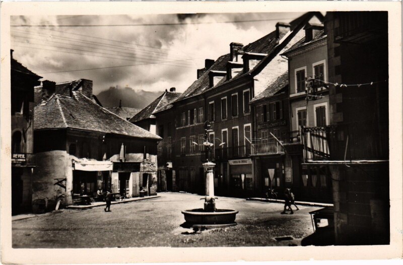 Carte postale ancienne Saint-Bonnet - Place du Chévreil