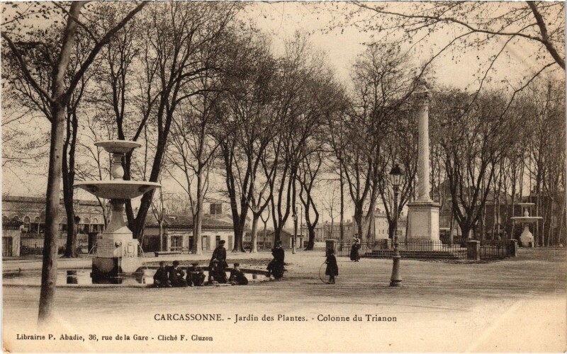 Carte postale ancienne Carcassonne - Jardin des Plantes - Colonne du Trianon à Carcassonne