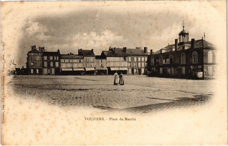 Carte postale ancienne Vouziers - Place du Marché à Vouziers