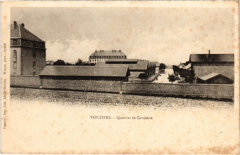 Carte postale ancienne Vouziers - Quartier de Cavalerie à Vouziers