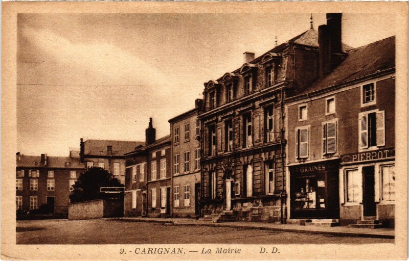 Carte postale ancienne Carignan - La Mairie à Carignan