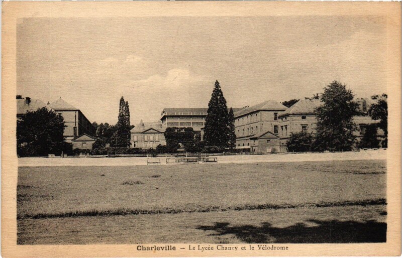 Carte postale ancienne Charleville - Le Lycée Chanzy et le Vélodrome