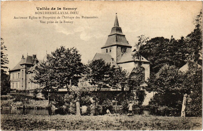 Carte postale ancienne Monthermé-Laval-Dieu - Ancienne Eglise et Propriété de l'Abbaye à Monthermé