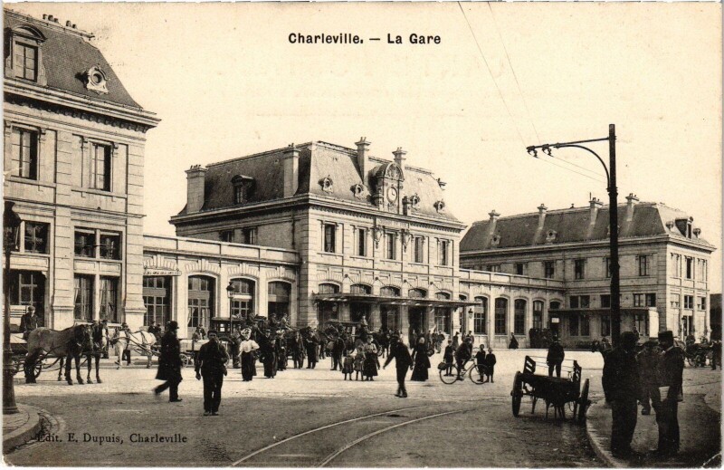 Carte postale ancienne Charleville - La Gare