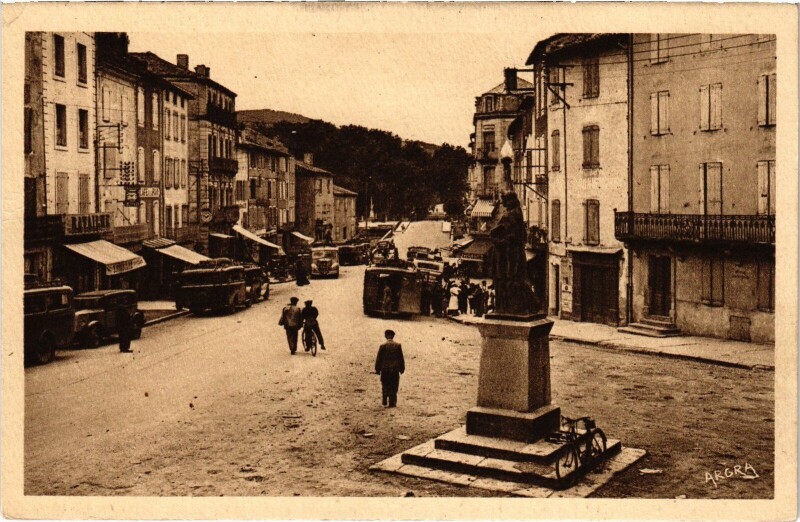 Carte postale ancienne Saint-Affrique - Place de la Liberté et Boulevard de la Liberté à Saint-Affrique