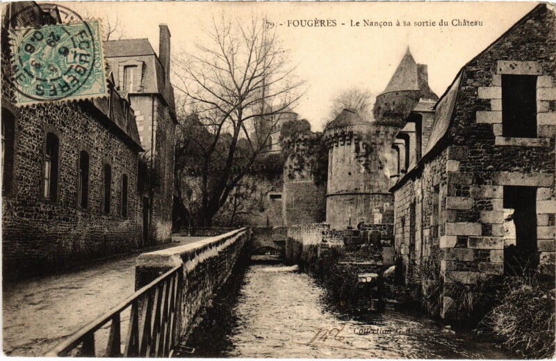 Carte postale ancienne Fougeres - Le Nancon a sa sortie du Chateau à Fougères