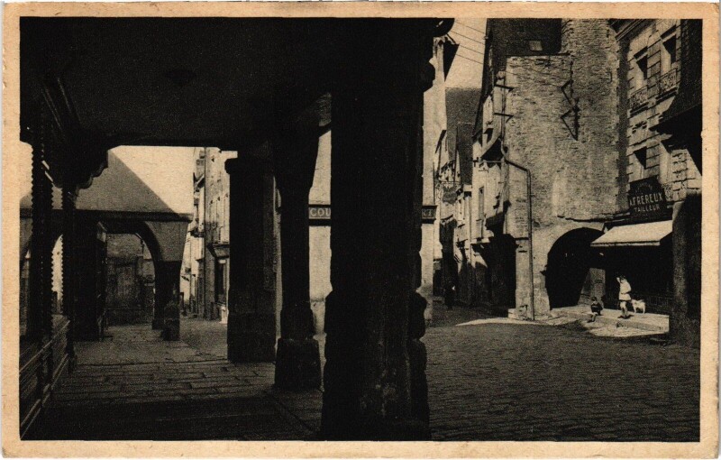 Carte postale ancienne Vitre - RUe Poterie - Maisons a arcades à Vitré
