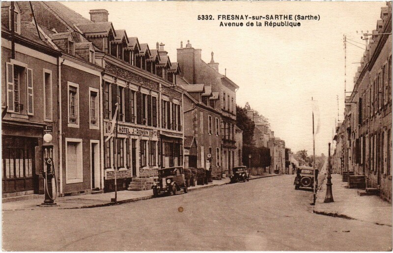 Carte postale ancienne Fresnay-sur-Sarthe - Avenue de la République à Fresnay-sur-Sarthe