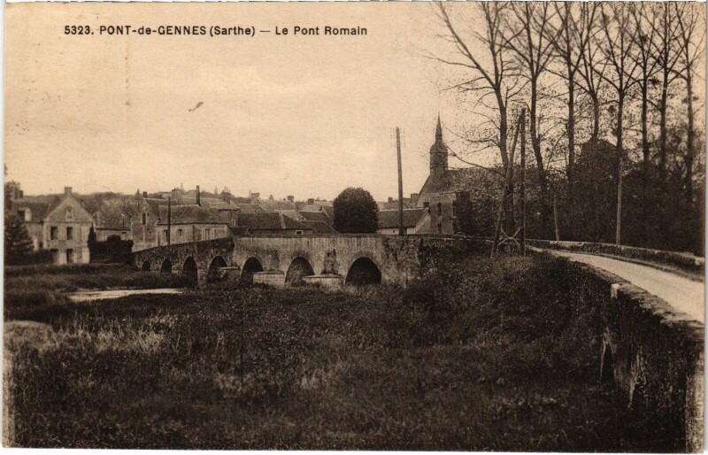 Carte postale ancienne Pont-de-Gennes - Le Pont Romain
