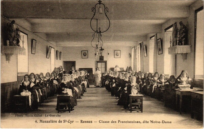 Carte postale ancienne Rennes - Classe des Franciscaines, dite Notre-Dame à Rennes