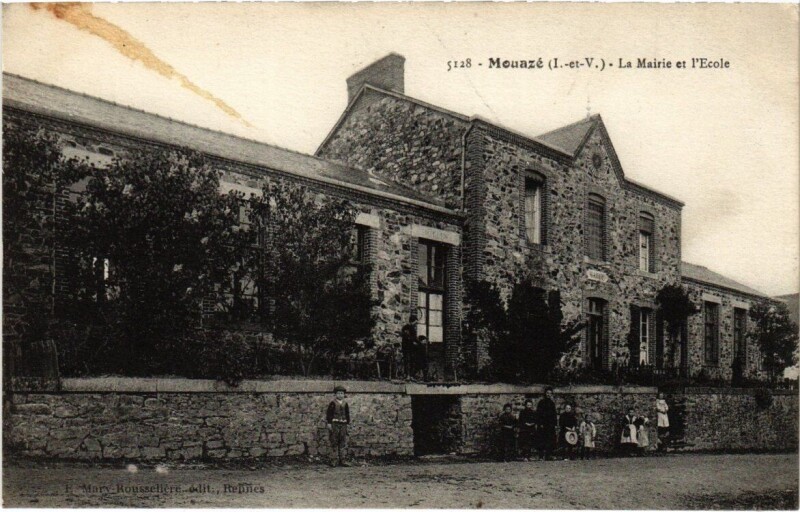 Carte postale ancienne Mouazé - La Mairie et l'Ecole à Mouazé
