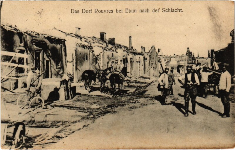 Carte postale ancienne Rouvres-en-Woevre - Rouvres bei Etain - Rue - Ruines - Soldiers à Rouvres-en-Woëvre