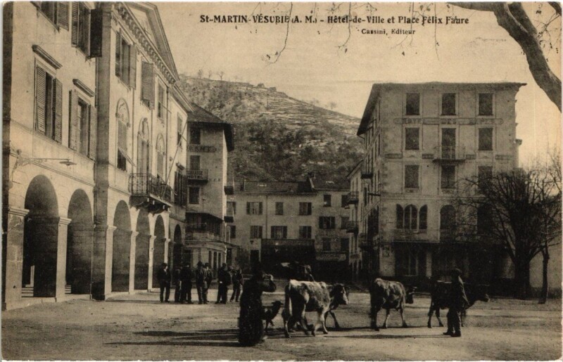 Carte postale ancienne Saint-Martin-Vésubie - Hotel-de-Ville et Place Félix Faure à Saint-Martin-Vésubie